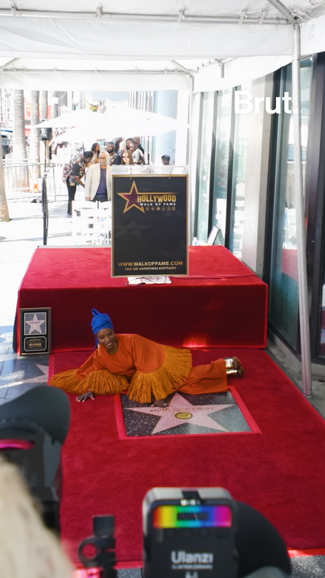 angelique-kidjo-recoit-son-etoile-sur-le-walk-of-fame-d-hollywood