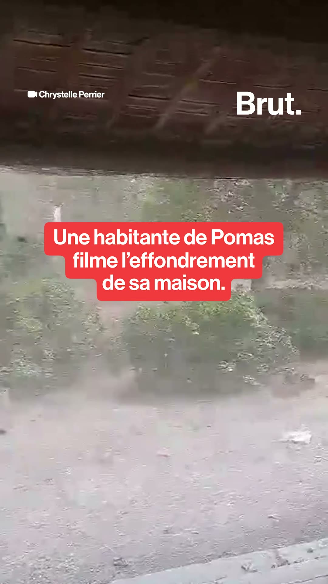 Une habitante de Pomas filme l’effondrement de sa maison.