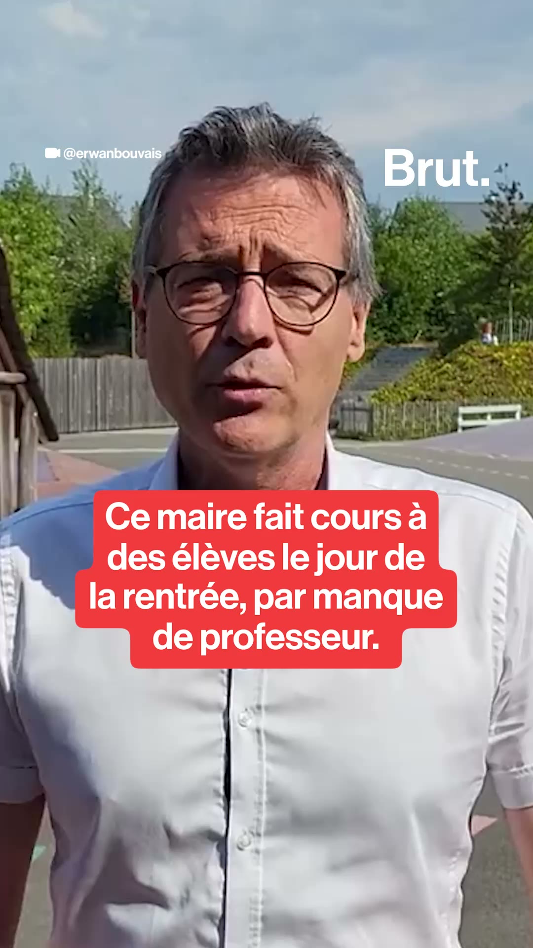 Ce maire fait cours à des élèves de sa commune le jour de la rentrée, par manque de professeur.