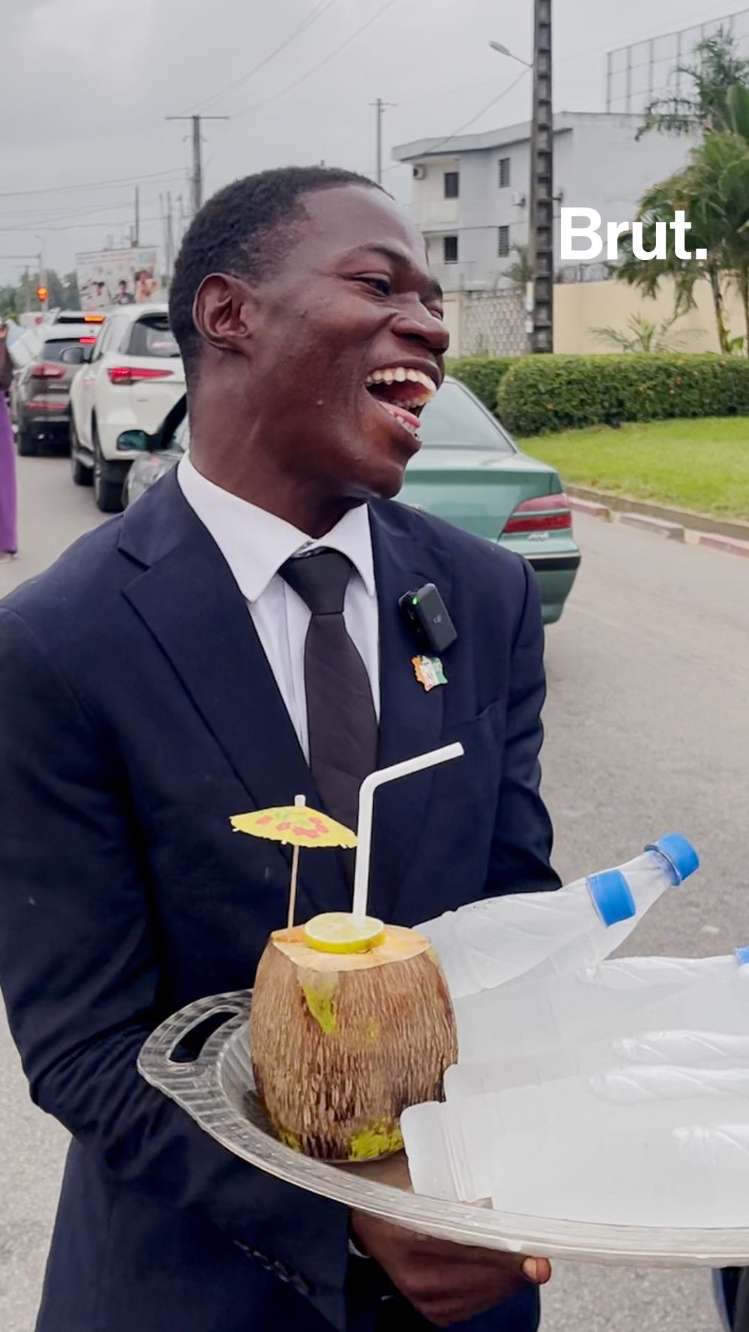 À Abidjan, il vend du lait de coco en costard-cravate