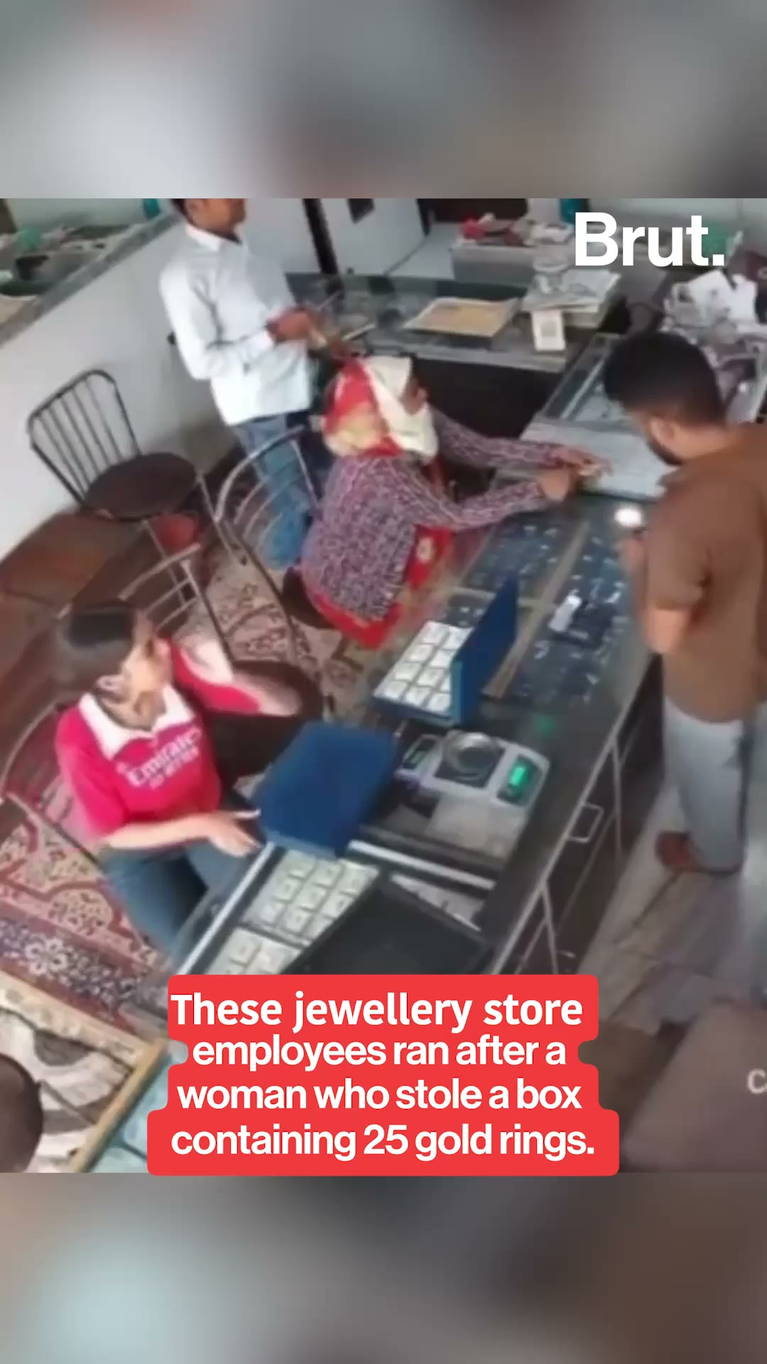 woman-runs-away-after-stealing-jewellery-from-jaipur-store