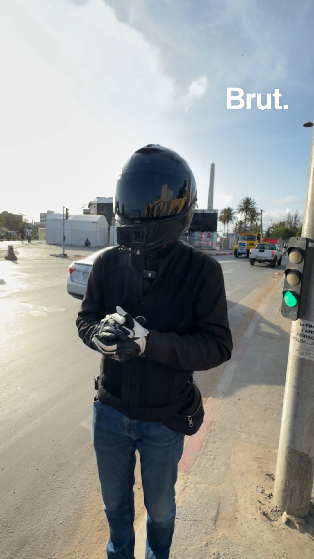a-dakar-ce-motard-anonyme-traque-les-infractions-routieres