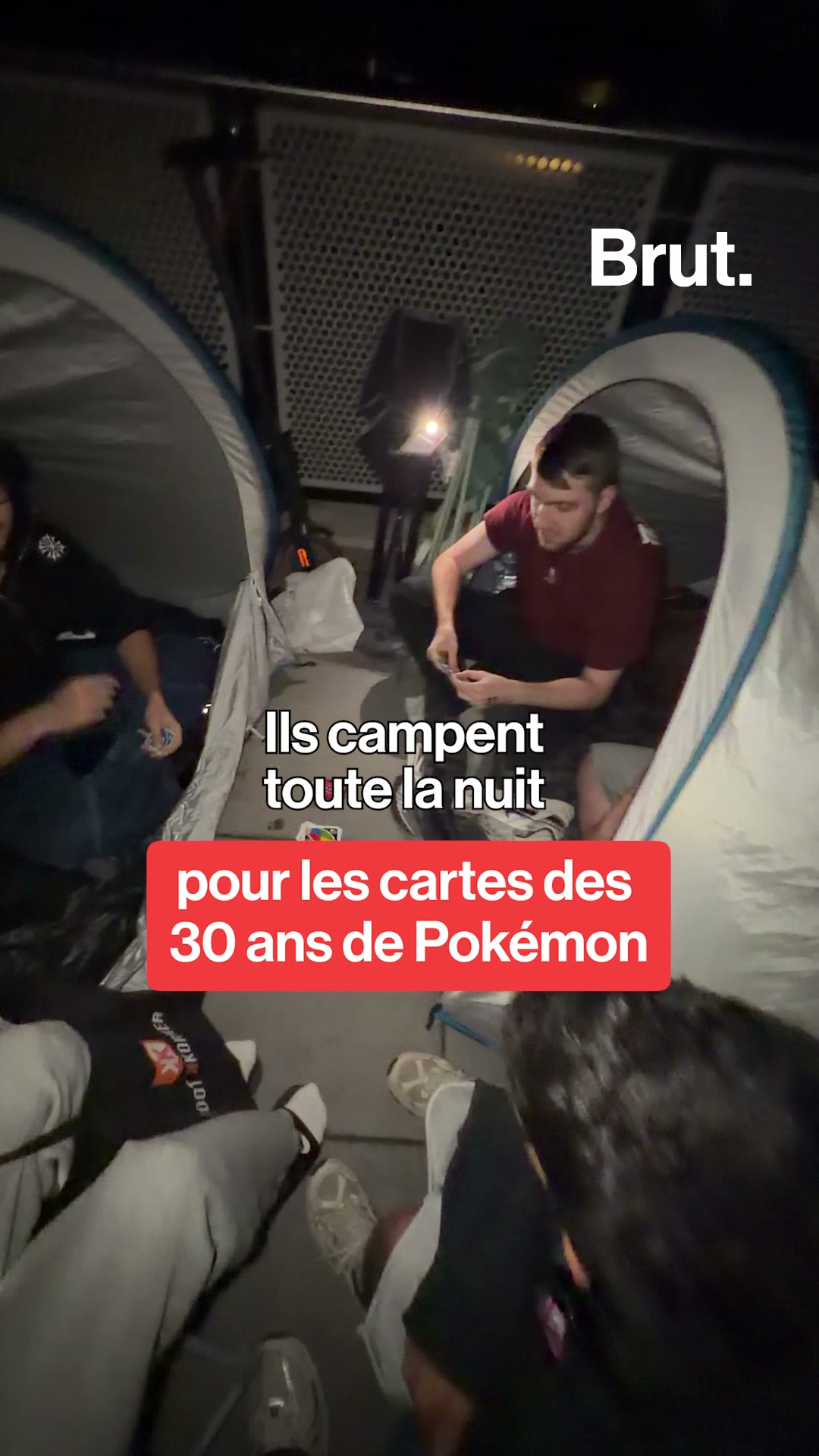 Ils campent toute la nuit pour les cartes des 30 ans Pokémon.