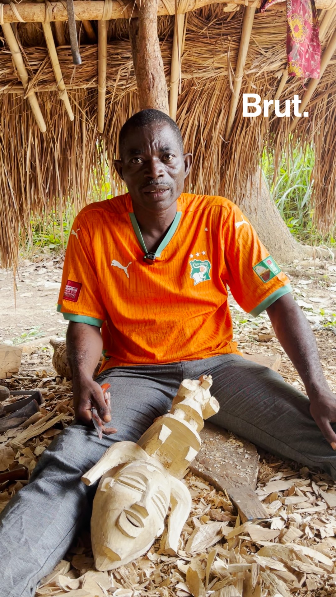 en-cote-d-ivoire-il-perpetue-l-art-de-sculpter-des-masques-zaouli