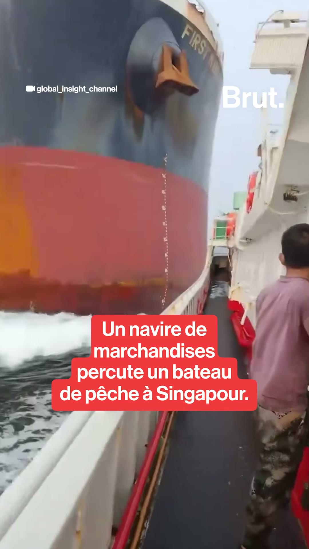Un navire de marchandises percute un bateau  de pêche à Singapour.