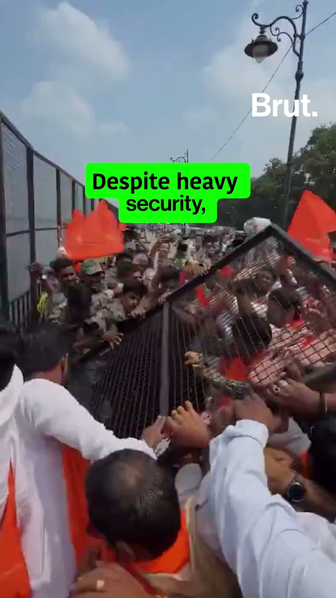 devotees-pushed-aside-barricades-to-immerse-ganesha-idol-in-hyderabad