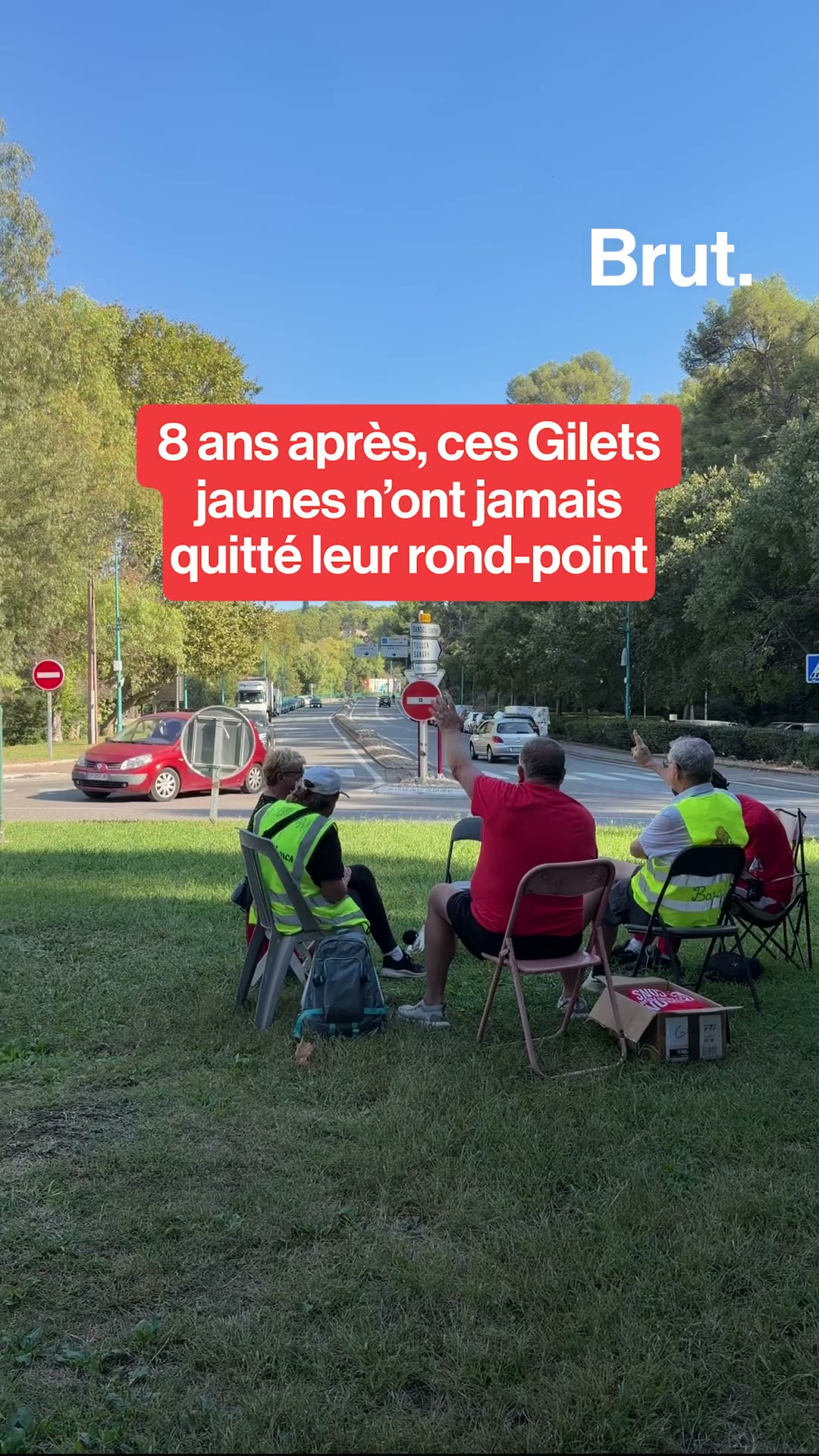 8 ans après, ces Gilets jaunes n’ont jamais quitté leur rond-point.