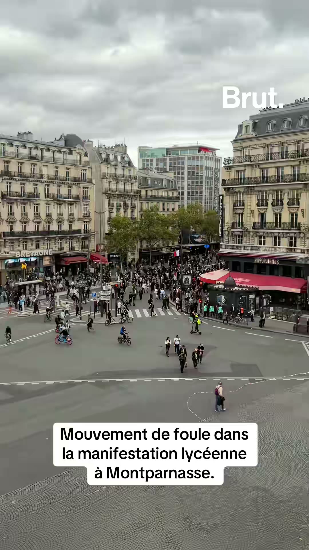 Mouvement de foule dans  la manifestation lycéenne à Montparnasse.