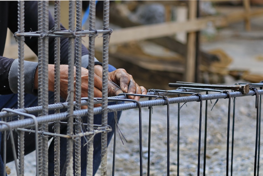 ¿Cómo afecta la calidad de la varilla de acero al rendimiento estructural de una construcción? 
