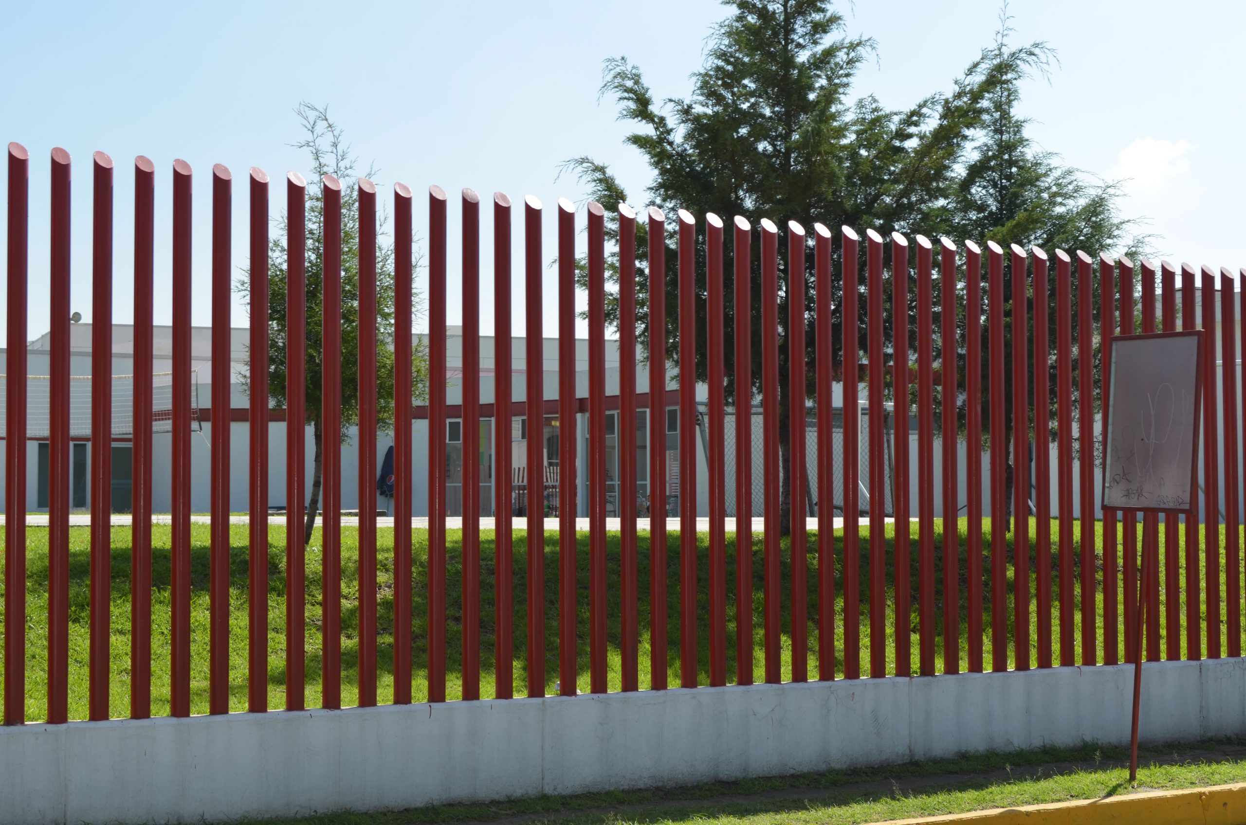 Cerca tubular vs. otros sistemas de cerramiento: ventajas y desventajas