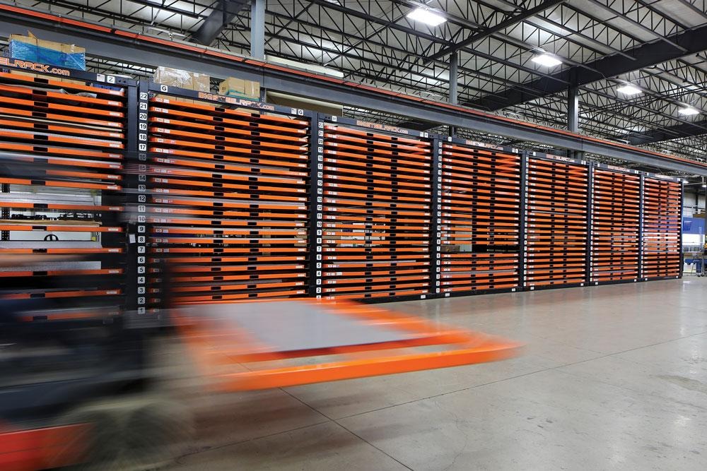 Barras redondas y cuadradas de acero almacenadas ordenadamente en bodega techada.
