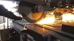 Corte y soldadura de barras de acero durante fabricación en taller.