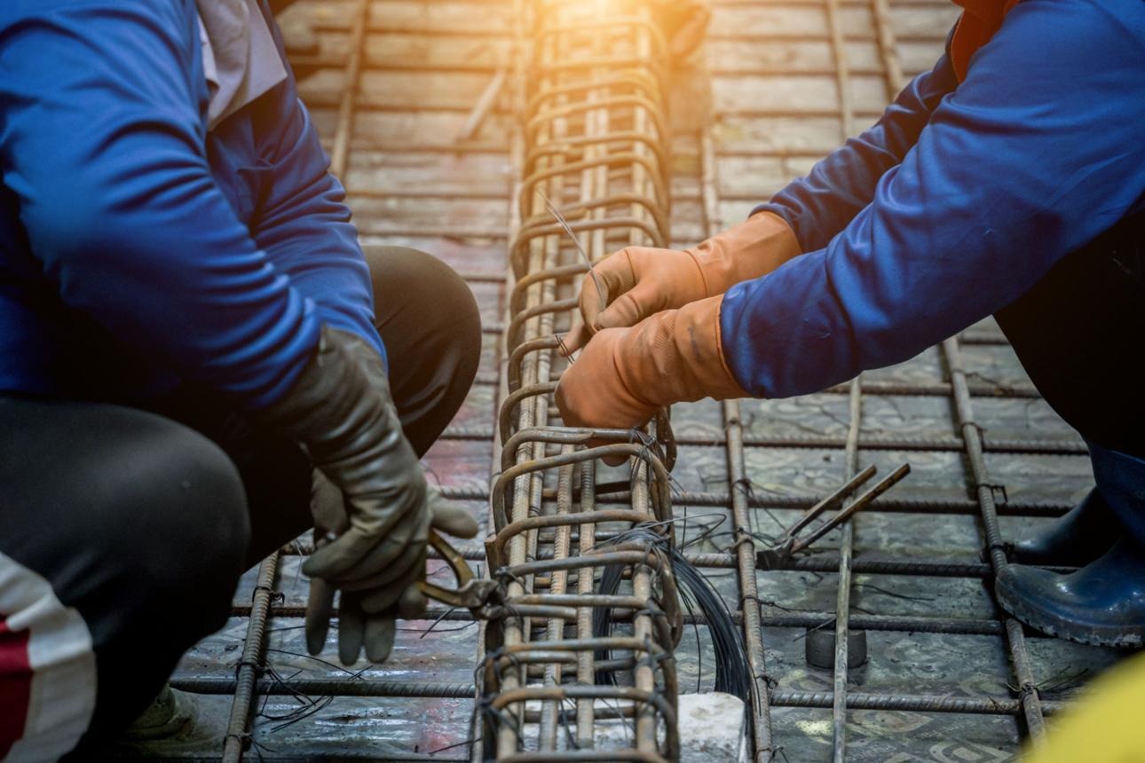 Uso de barras de acero en estructura metálica en proceso de construcción.