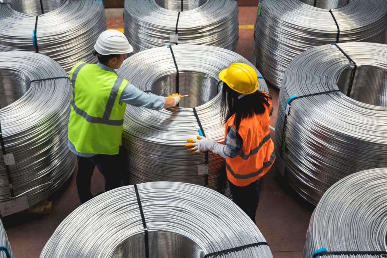Rollos de alambre recocido almacenados correctamente en bodega techada.
