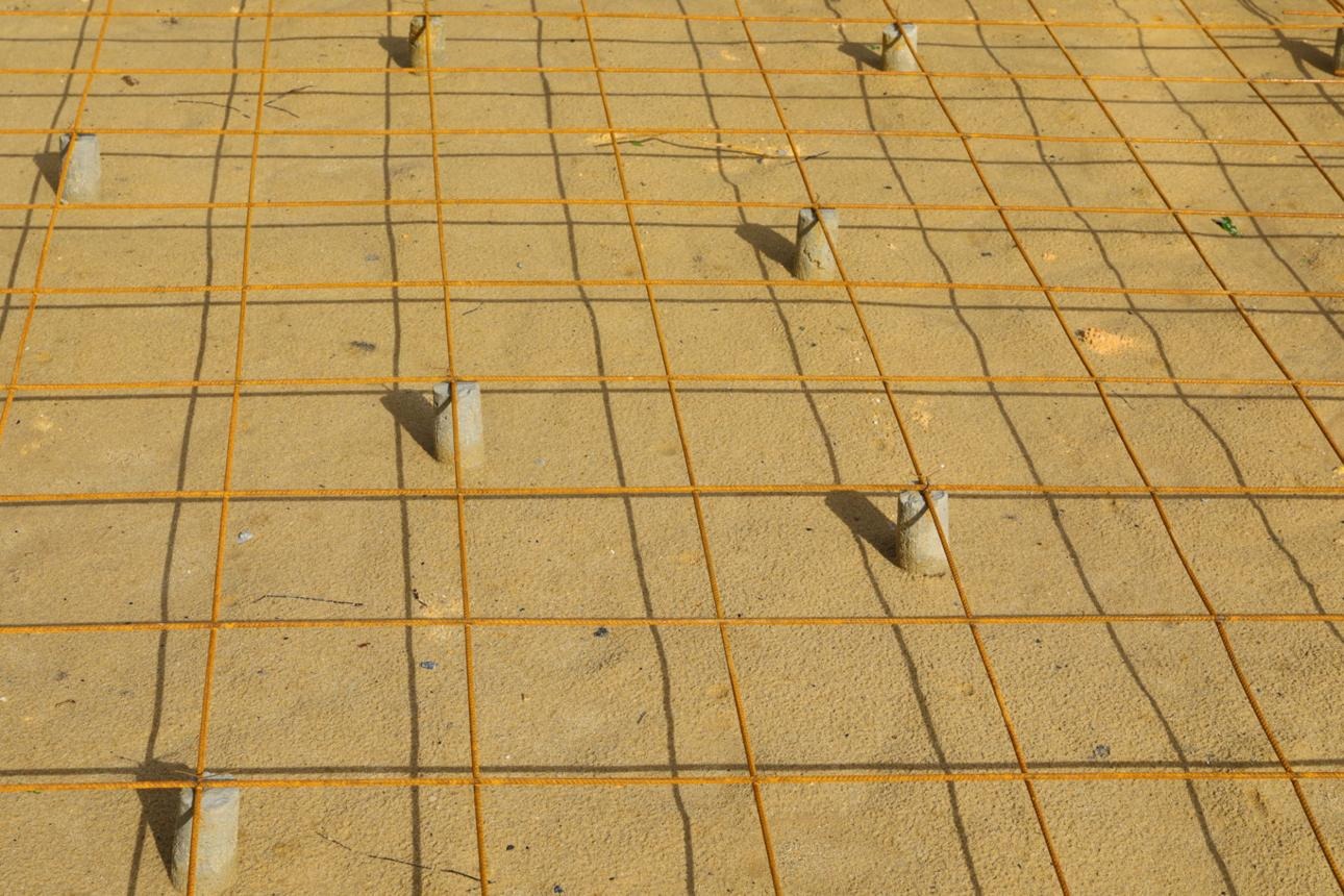 La malla electrosoldada se ha convertido en uno de los sistemas de refuerzo más utilizados dentro de la construcción moderna gracias a su rapidez de instalación, uniformidad y eficiencia estructural. Actualmente, es común verla en viviendas, pisos industriales, banquetas, estacionamientos y una gran variedad de elementos de concreto. Sin embargo, uno de los errores más frecuentes en obra es pensar que cualquier tipo de malla funciona igual para todas las losas. La realidad es que cada proyecto tiene necesidades distintas relacionadas con: carga espesor tránsito tipo de uso resistencia requerida Elegir incorrectamente la malla puede provocar: fisuras prematuras deformaciones menor resistencia problemas de durabilidad mantenimiento anticipado Por eso, además de trabajar con materiales confiables disponibles en: 👉 Aceros GCV  es importante entender cómo seleccionar correctamente la malla electrosoldada según el tipo de losa. ¿Qué función cumple la malla electrosoldada?  La malla electrosoldada funciona como un sistema de refuerzo que ayuda a: distribuir esfuerzos controlar fisuración mejorar estabilidad reforzar el concreto aumentar durabilidad Está formada por alambres de acero unidos mediante soldadura eléctrica, creando una cuadrícula uniforme. Gracias a esto: se reducen errores de instalación mejora la distribución del refuerzo se optimiza el tiempo de trabajo ¿Por qué es tan importante elegir la malla correcta? Cada losa trabaja de forma distinta. No es lo mismo una losa residencial que: un piso industrial un estacionamiento una banqueta una plataforma comercial Cada aplicación tiene requerimientos estructurales diferentes. Seleccionar una malla incorrecta puede generar problemas importantes incluso si el concreto es de buena calidad. Losas residenciales En viviendas, las cargas normalmente son moderadas. Las losas residenciales suelen estar expuestas principalmente a: tránsito peatonal muebles cargas ligeras En estos casos generalmente se utilizan mallas más ligeras. Sin embargo, aun en proyectos residenciales es importante: respetar recubrimientos instalar correctamente la malla considerar el espesor de la losa Pisos industriales Los pisos industriales requieren mucho mayor capacidad estructural. Esto se debe a: tránsito constante maquinaria pesada carga dinámica montacargas vibraciones Por esta razón normalmente se utilizan: mallas más robustas alambres de mayor resistencia sistemas de refuerzo más exigentes Estacionamientos Los estacionamientos requieren una distribución eficiente de carga debido al peso de los vehículos. En este tipo de proyectos es importante considerar: frecuencia de tránsito peso vehicular espesor del concreto separación entre refuerzos Una malla insuficiente puede provocar grietas prematuras. Banquetas y andadores Aunque las cargas suelen ser menores, las banquetas también requieren refuerzo. La malla ayuda a: controlar agrietamientos reducir deformaciones mejorar durabilidad Especialmente en zonas con cambios de temperatura frecuentes. Espesor de la losa El espesor influye directamente en la necesidad de refuerzo. A mayor espesor: puede requerirse mayor capacidad estructural aumenta la exigencia sobre el acero Por eso, la selección de malla debe ir relacionada con el diseño de la losa. Tipo de carga Las cargas pueden ser: peatonales vehiculares industriales comerciales Cada una exige una resistencia diferente. Elegir correctamente ayuda a evitar deformaciones y fisuración prematura. Separación entre alambres  La separación influye directamente en: distribución de esfuerzos control de grietas estabilidad estructural Una separación incorrecta puede disminuir la efectividad del refuerzo. Importancia del recubrimiento La malla debe quedar correctamente posicionada dentro del concreto. Si queda demasiado abajo: pierde efectividad no controla adecuadamente las fisuras Por eso es importante utilizar: separadores calzas soportes adecuados Errores comunes al elegir e instalar malla Errores frecuentes: usar malla demasiado ligera no considerar cargas reales mala colocación no utilizar separadores realizar traslapes incorrectos Estos errores afectan directamente el desempeño de la losa. Importancia de la calidad del material La calidad de la malla influye en: resistencia de soldaduras uniformidad estructural comportamiento mecánico durabilidad Trabajar con materiales confiables ayuda a obtener mejores resultados. Buenas prácticas y referencias técnicas El uso del acero en construcción debe alinearse con buenas prácticas estructurales. Puedes consultar información general en: 👉 Secretaría de Economía | Gobierno | gob.mx  Conclusión Elegir correctamente la malla electrosoldada según el tipo de losa es clave para lograr estructuras más resistentes y duraderas. Tomar en cuenta: tipo de carga espesor uso de la losa correcta instalación Permite mejorar el desempeño estructural y evitar problemas futuros. Una buena selección de material ayuda a optimizar costos y aumentar la vida útil del concreto.