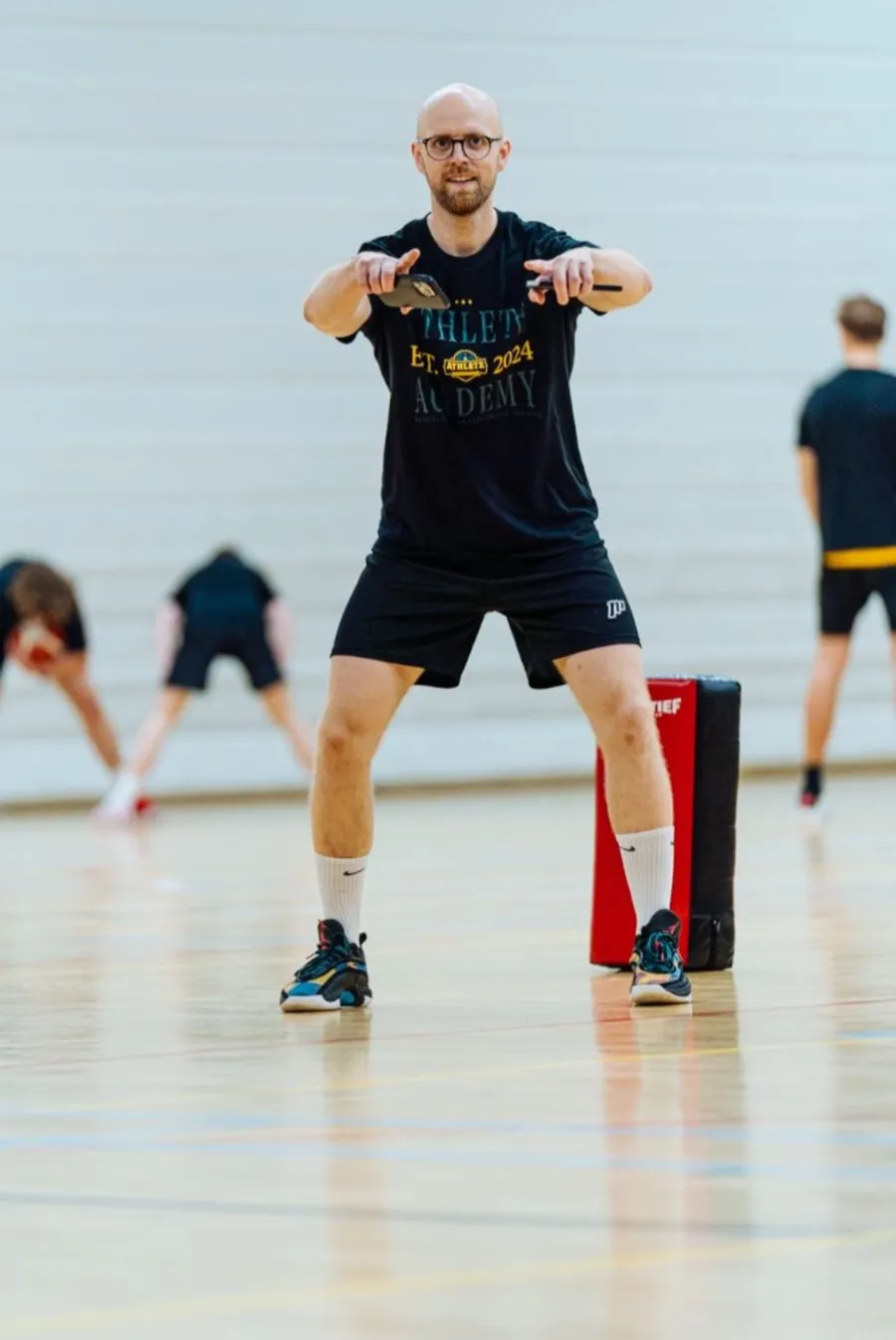 Roald Otten geeft performance training op een basketbalveld