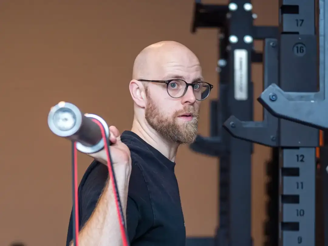 Roald Otten met een halterstang in het rek bij Fitbase in Almere Buiten