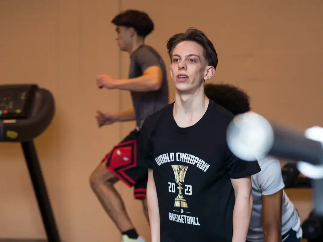 Jonge sporters tijdens performance training bij Fitbase in Almere Buiten
