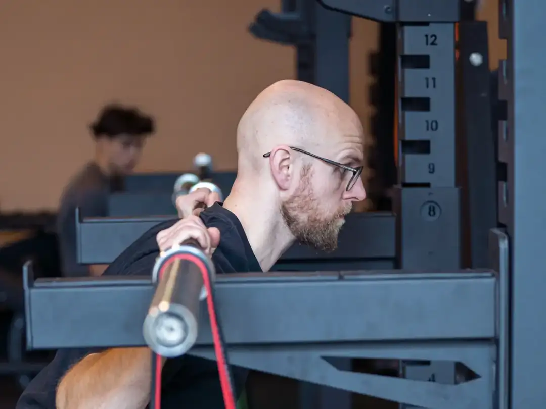 Roald Otten, fysiotherapeut bij Fitbase, bij het squatrek in de gym in Almere Buiten