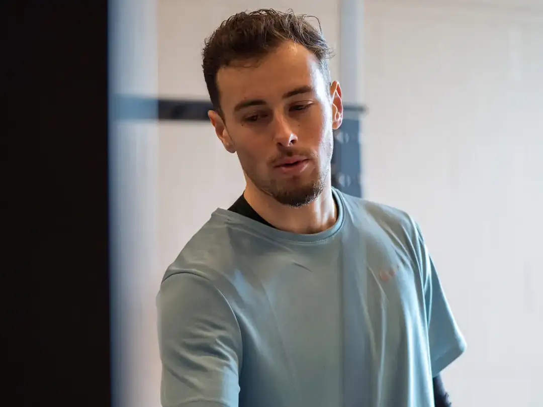 Schouderoefening met een elastiek bij Fitbase in Almere Buiten
