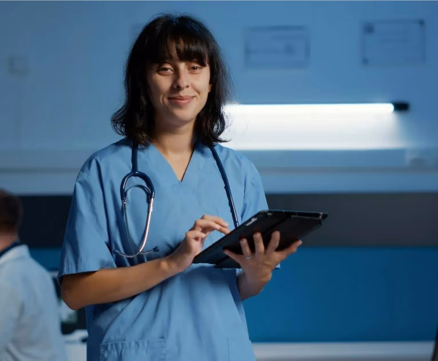 Infirmière utilisant une tablette pour une demande de téléexpertise médicale.