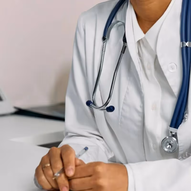 Un médecin généraliste qui utilise la téléexpertise en consultation.