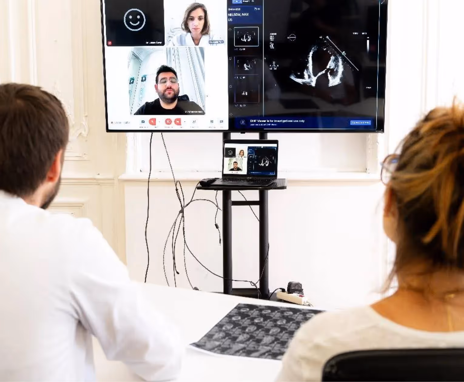 Des professionnels de santé participant à une réunion de concertation pluridisciplinaire (RCP) pour l’étude d’un cas médical.