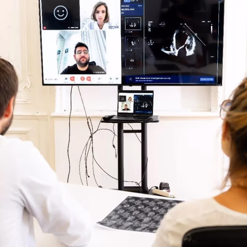 Des professionnels de santé participant à une réunion de concertation pluridisciplinaire (RCP) pour l’étude d’un cas médical.