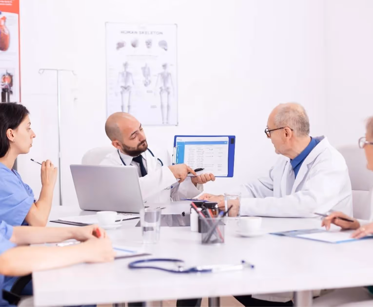 Des professionnels de santé assistant à une réunion de concertation pluridisciplinaire (RCP) en oncologie pour le traitement d’un cancer.