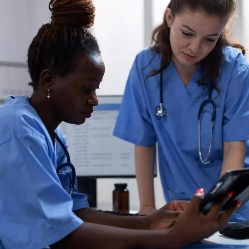  Professionnels de santé utilisant les avantages de la téléexpertise pour obtenir un avis médical sur un cas patient.