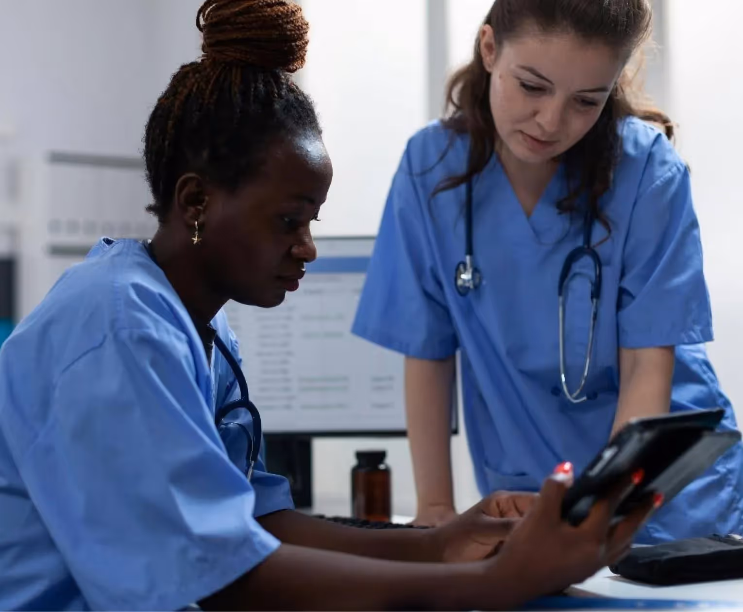  Professionnels de santé utilisant les avantages de la téléexpertise pour obtenir un avis médical sur un cas patient.