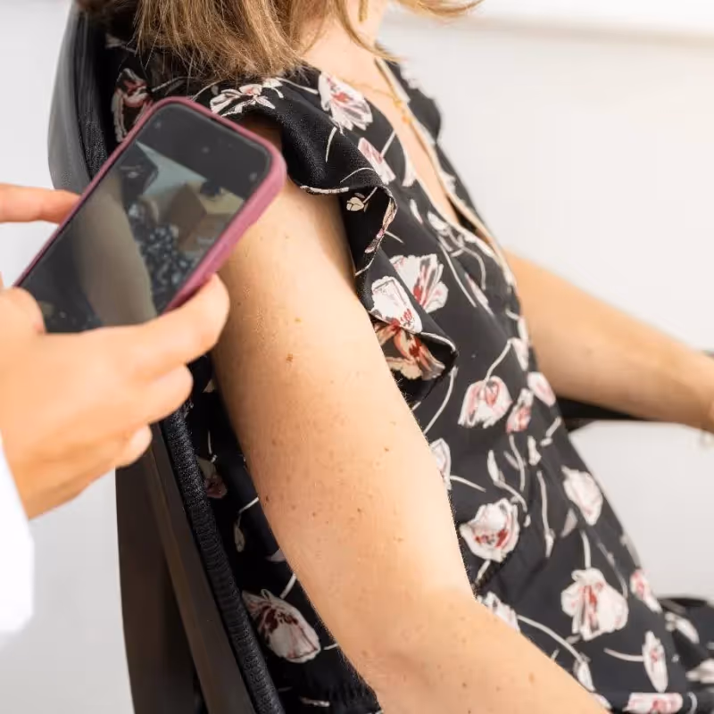 Médecin réalisant une téléexpertise pour illustrer un article sur les patients concernés par cet acte de télémédecine.