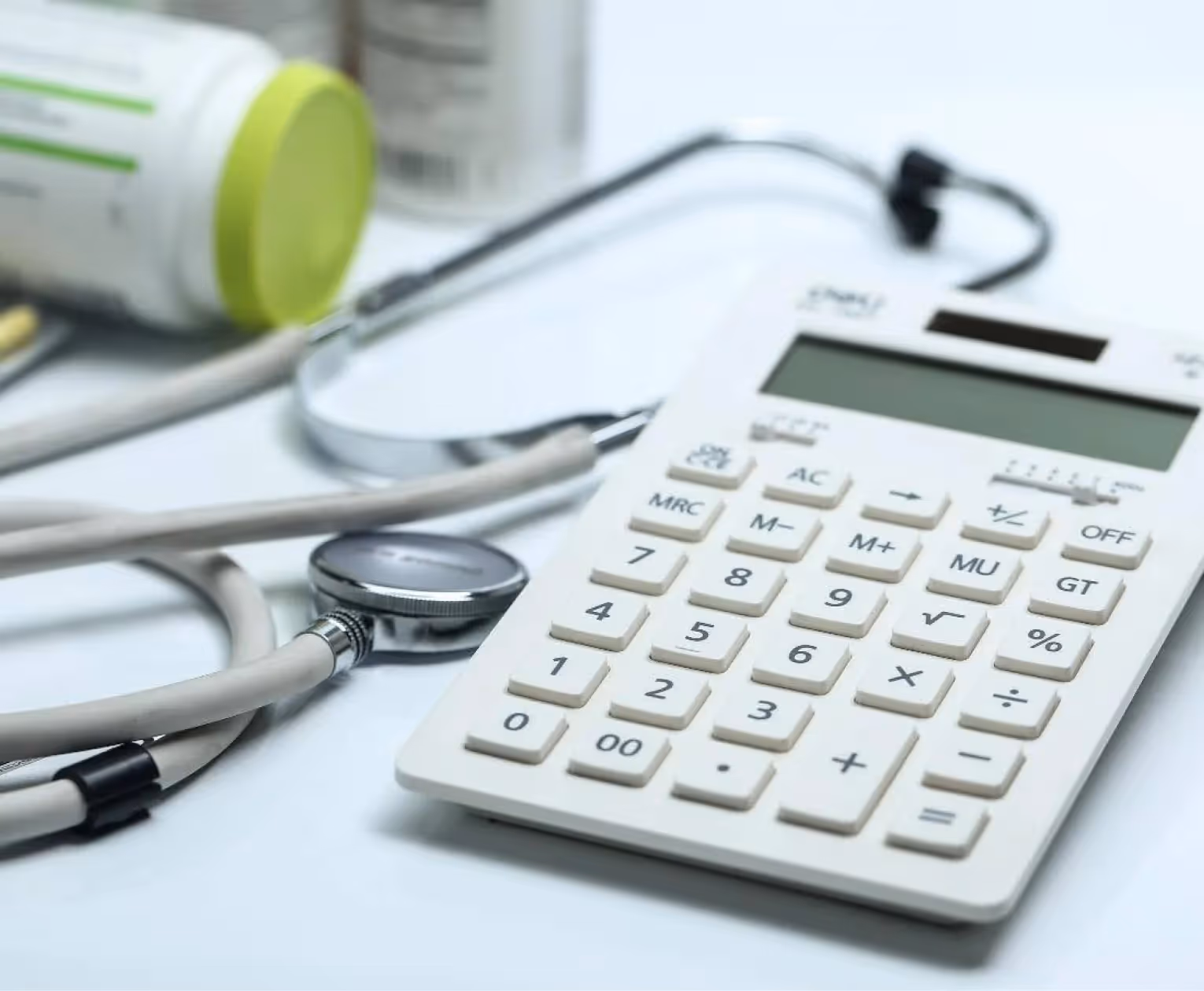 Calculatrice et stéthoscope, symbolisant la cotation et la facturation des actes de téléexpertise pour les professionnels de santé.