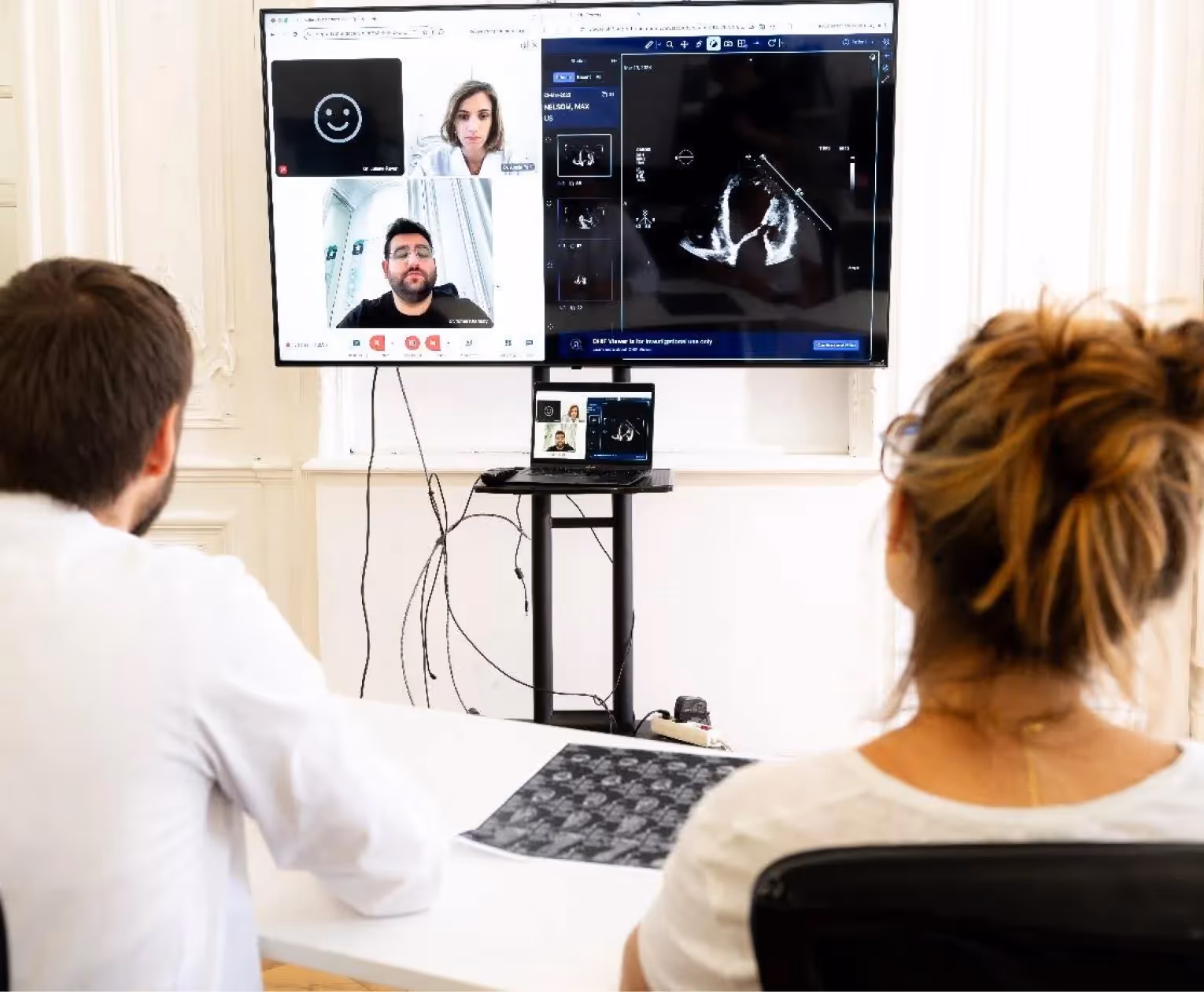 Des professionnels de santé participant à une e-RCP en visioconférence pour la prise en charge du cancer.