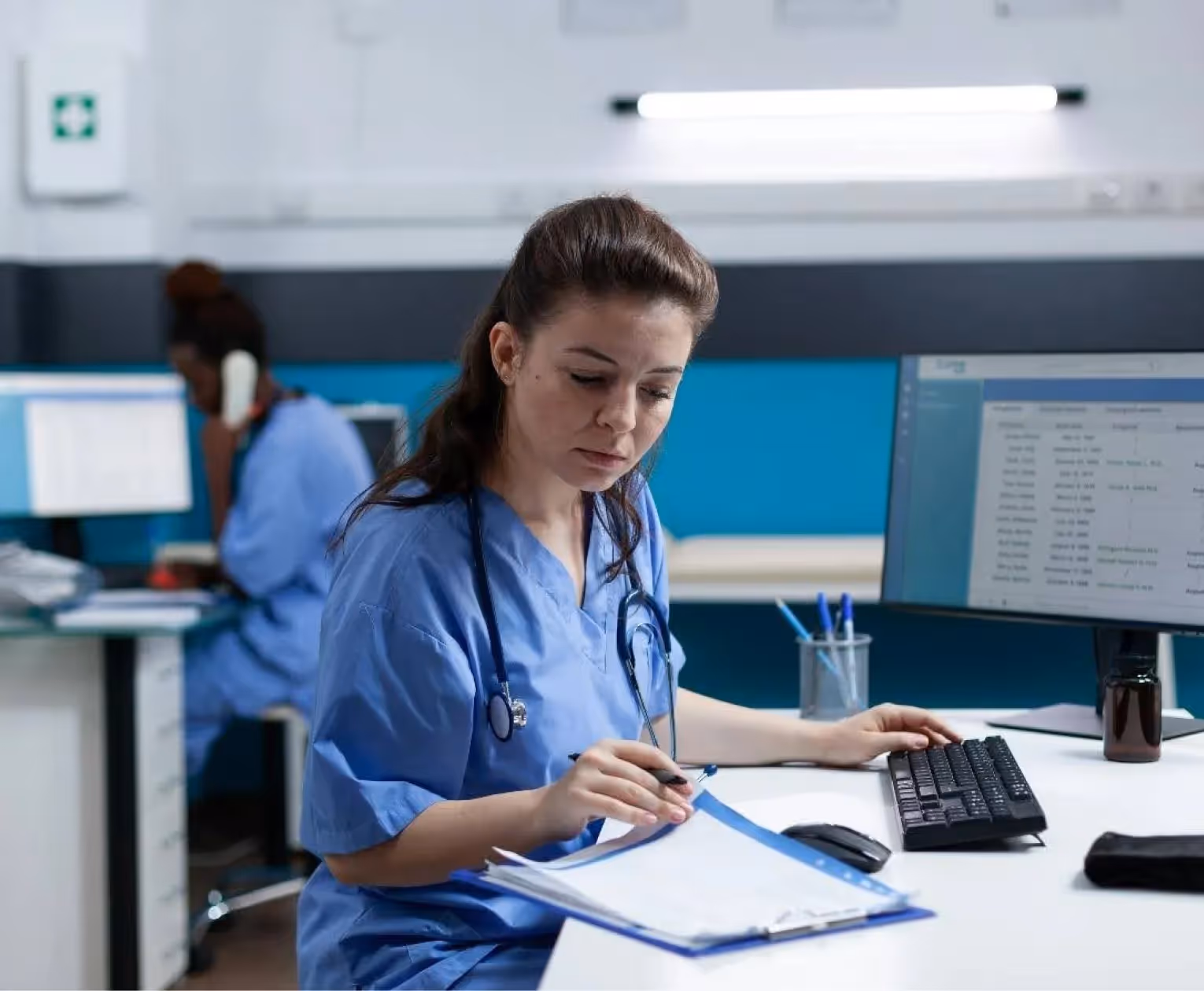 Une infirmière utilisant des outils numériques pour la facturation d’un acte de téléexpertise.