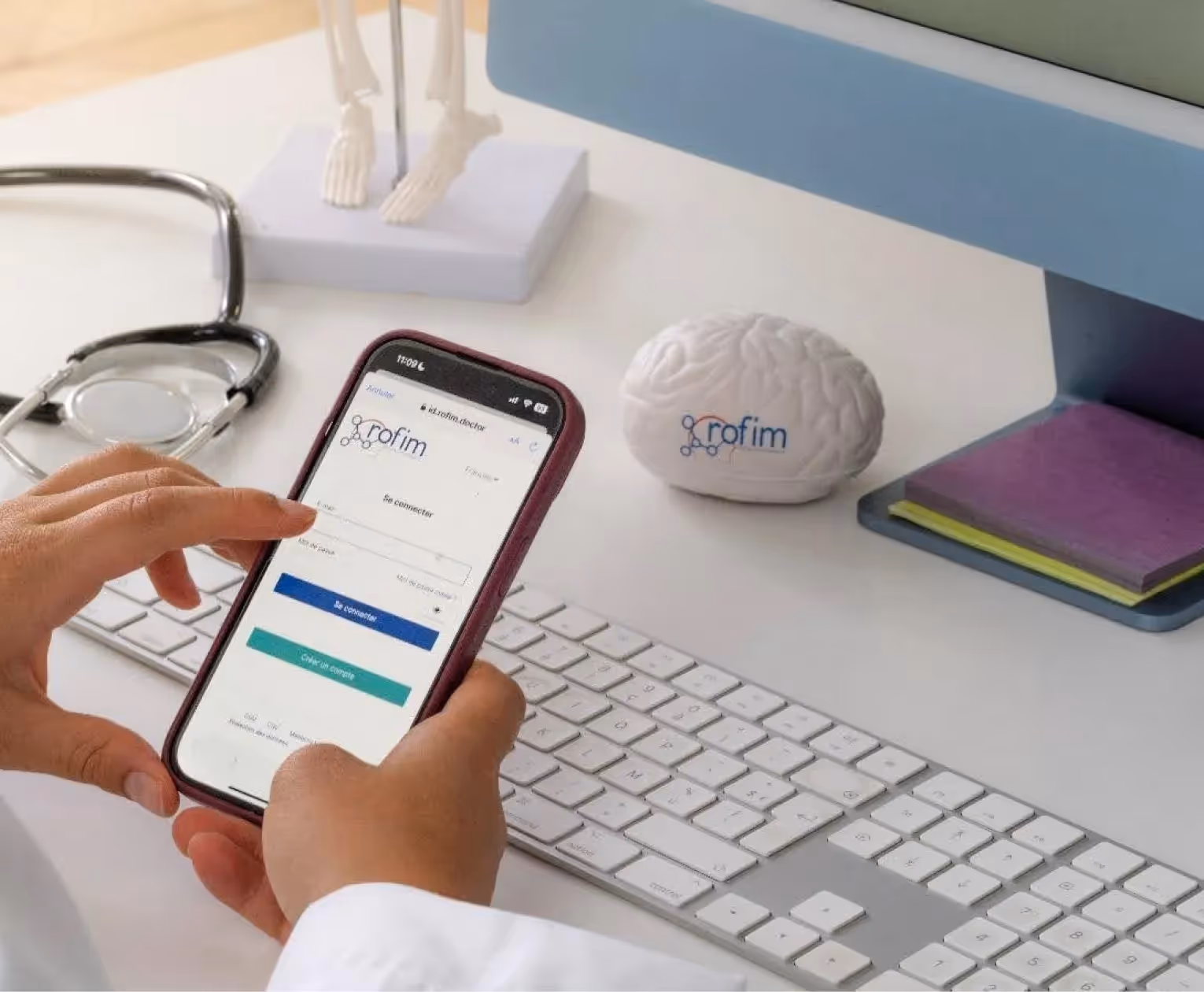 Professionnel de santé qui se connecte à l’outil Rofim sur un smartphone pour la gestion de ses actes de téléexpertise et leur facturation.