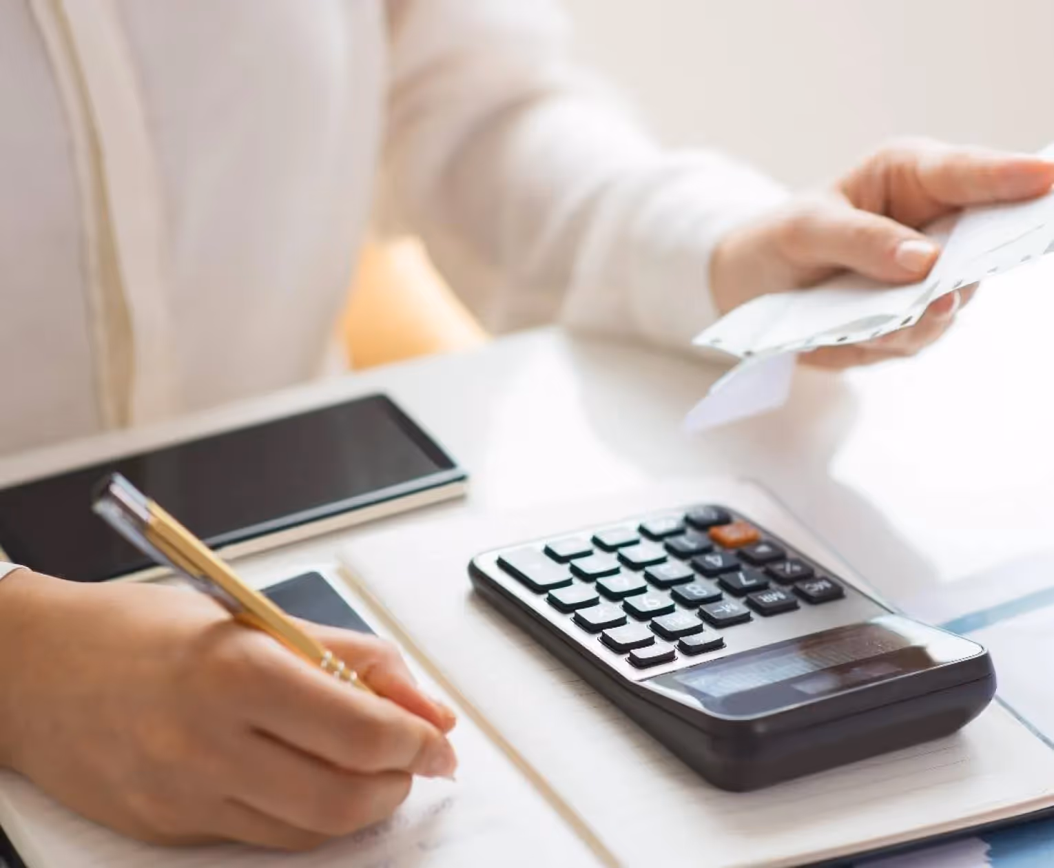 Infirmière réalisant un calcul des cotations des actes de téléexpertise selon l’avenant 9.