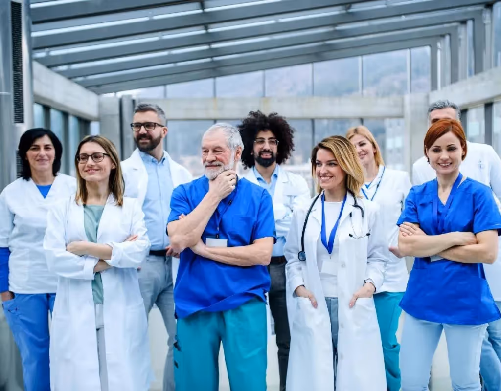 Différents professionnels de santé et médecins spécialistes constituant une équipe de soins spécialisés (ESS)