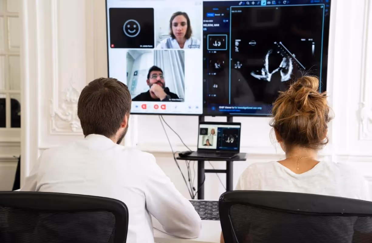 Professionnels de santé d’une ESS utilisant la plateforme Rofim pour réaliser une e-RCP.