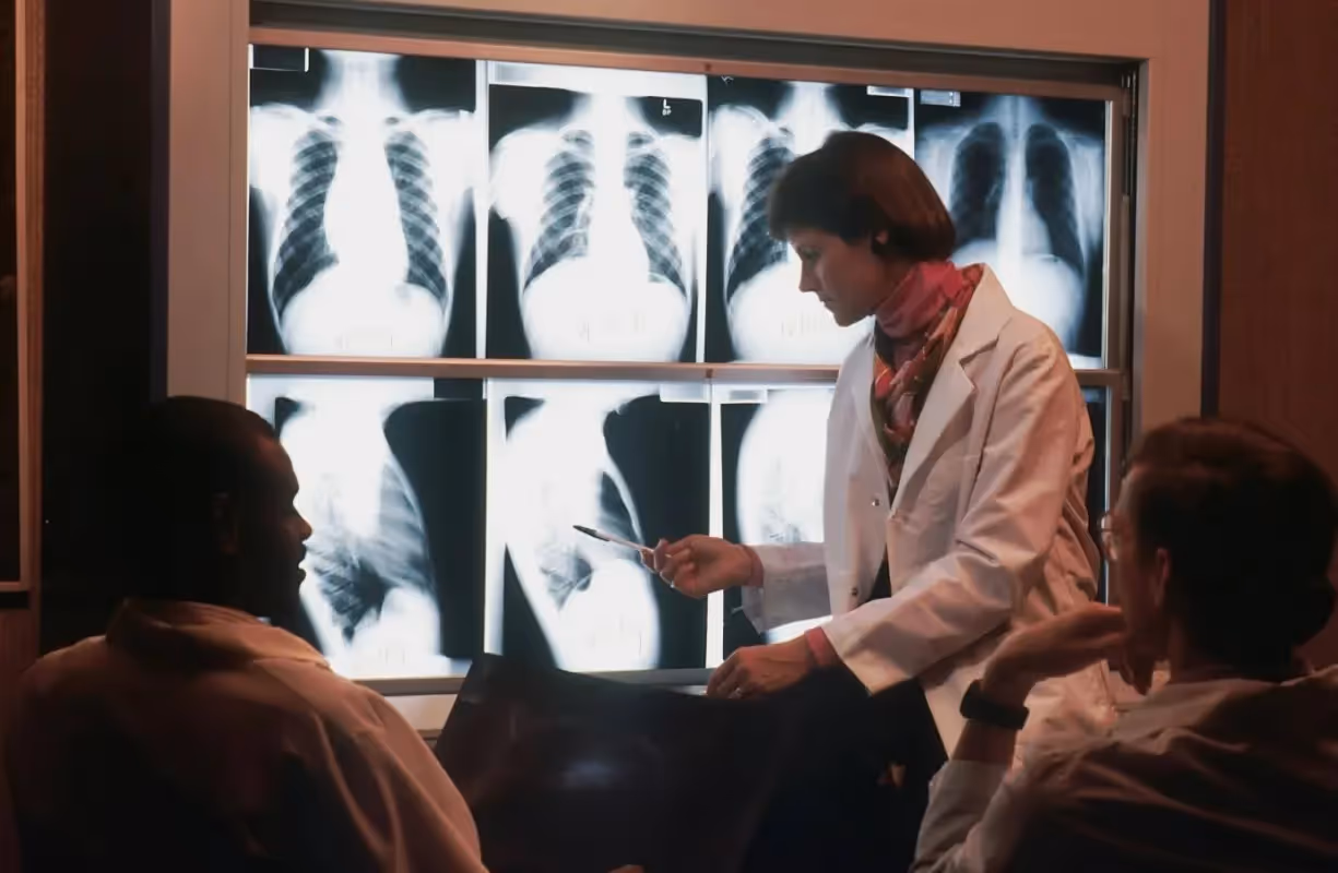 Experts d’une équipe de soins spécialisés réunis en RCP pour étudier un cas complexe.
