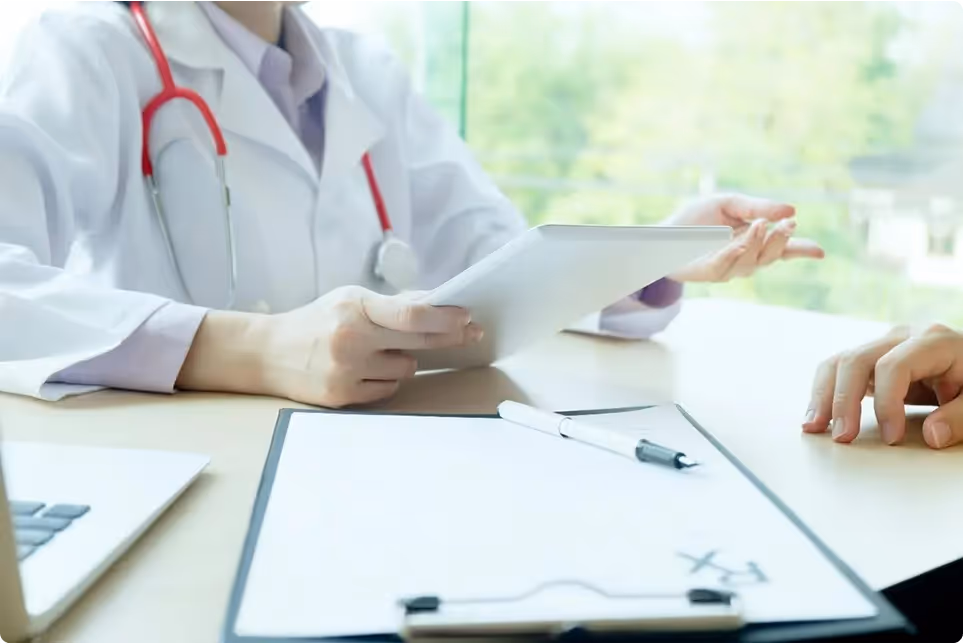 Professionnel de santé expliquant les changements de la nouvelle convention médicale 2024-2029.