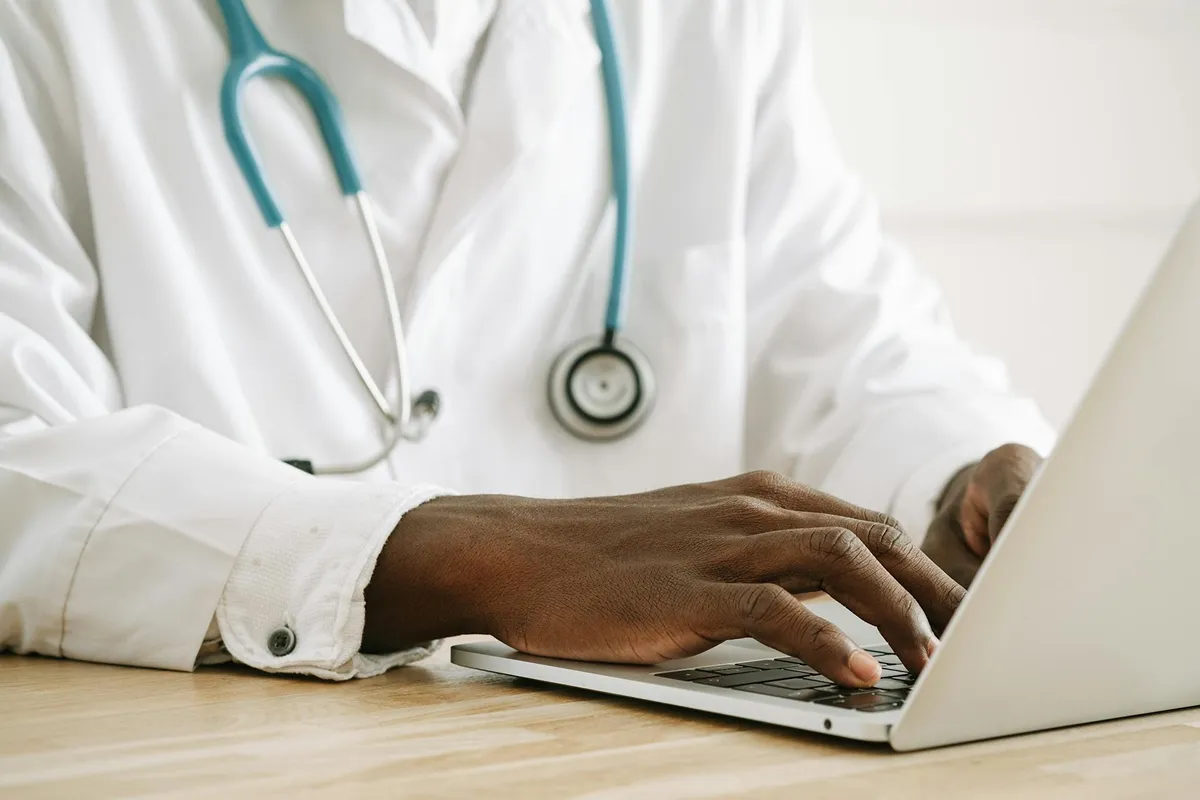 Un médecin sollicite l’avis d’un confrère dans le cadre d’une téléexpertise, depuis son ordinateur.