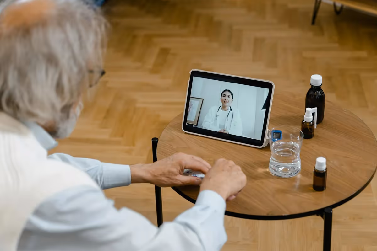 Un patient échange en visioconférence avec son médecin lors d’une téléconsultation.