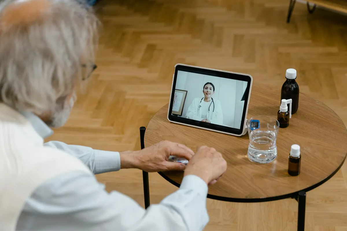 Un patient échange en visioconférence avec son médecin lors d’une téléconsultation.