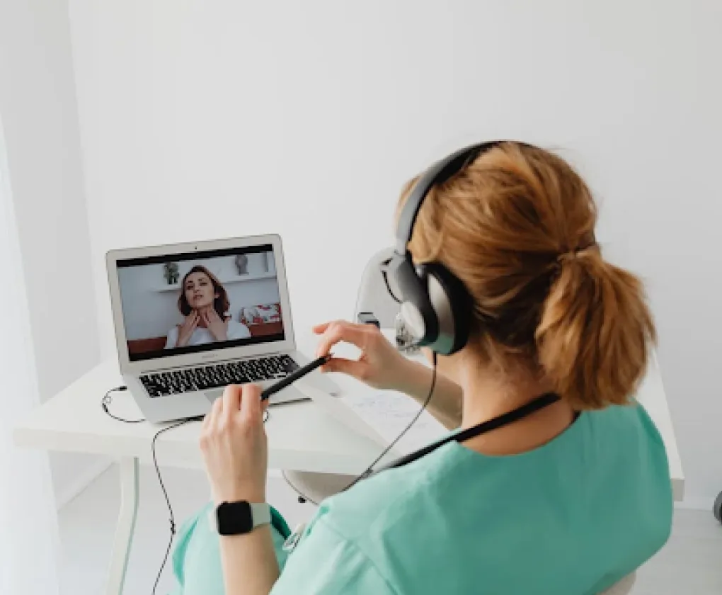 Une femme médecin oncologue effectue une téléconsultation de suivi avec une patiente.