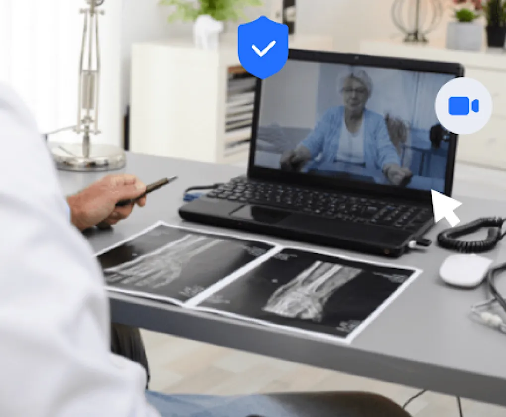 Un orthopédiste hospitalier échange en visioconférence avec une de ses patientes dans le cadre d’une téléconsultation sécurisée.