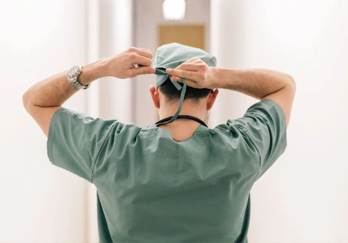 Un chirurgien se prépare à entrer au bloc opératoire.