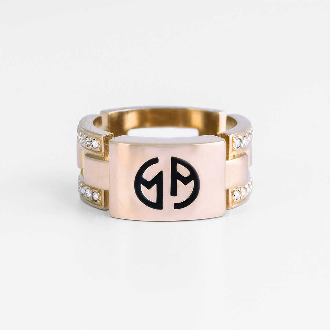 Prise de vues vidéo en studio sur décor lumineux, bijoux MdM au centre.