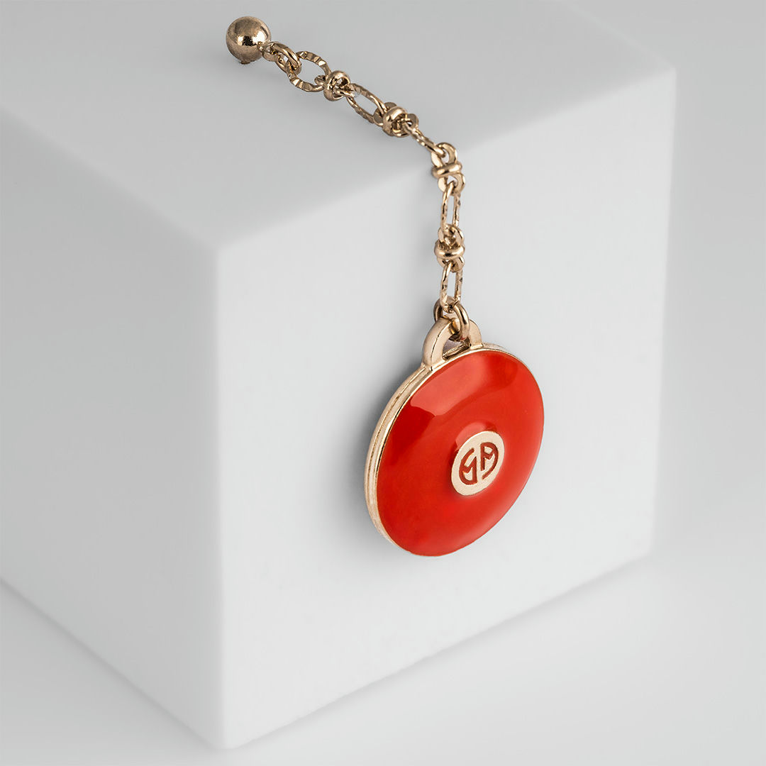 Préparation des pièces et gestion des bijoux pendant le shooting en studio.