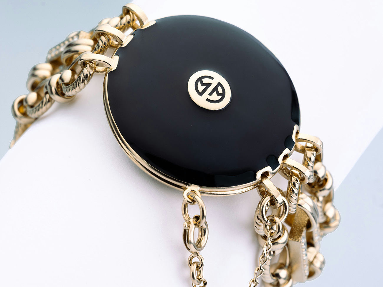 Set studio épuré lors de la production photo et vidéo bijoux MdM.